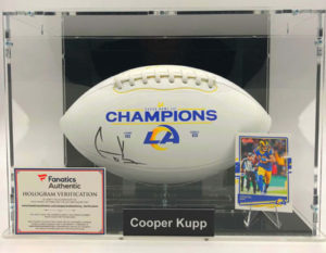 COOPER KUPP Football Showcase (Los Angeles Rams) signierter Football, Rams SB Champs Football