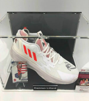 DAMIAN LILLARD</br>Basketball Showcase (Milwaukee Bucks)</br>chaussure de basketball signée, adidas DAME 8 R