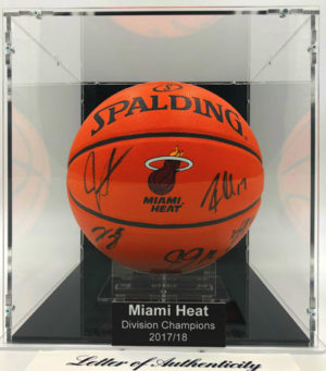 MIAMI HEAT</br>Basketball Showcase (Team Signed)</br>basket signé, Heat Team Game Ball