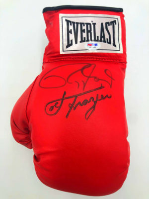 JOE FRAZIER ET ROY JONES JR, gant de boxe signé (Everlast) rouge