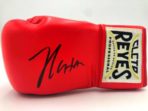 JULIO CESAR CHAVEZ, gant de boxe signé (Cleto Reyes) rouge