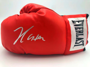JULIO CESAR CHAVEZ, gant de boxe signé (Everlast) rouge